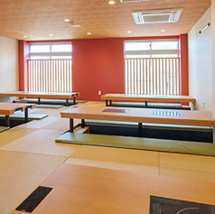 【3階/掘りごたつ席】靴を脱いで足を伸ばしてのんびりとくつろげる、6名様掛の掘りごたつ席です◎和の趣を感じる落ち着いた空間で、蟹すき鍋や蟹しゃぶしゃぶといったあったかメニューを堪能できます♪ご年配の方にも喜ばれるお席ですので、ご親戚の集まりやご家族の団欒にもおすすめです！