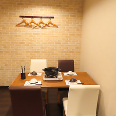 ご友人同士の飲み会や女子会など、グループ利用に最適な4名様用のテーブル席をご用意しております。絶品の極薄ラム肉やお酒を囲んで、ワイワイ楽しい時間をお過ごしください！また、ご相談に応じて少人数での貸切も可能です。プライベートなご宴会もお気軽にお問い合わせを◎