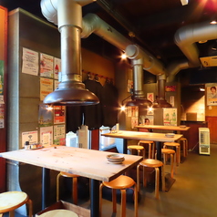 総席数84席の広々とした店内は、お子様連れのご家族も大歓迎！1階には少人数で使いやすい最大6名様までのテーブル席を完備。さらに、最大40名様までの大規模な宴会にもバッチリ対応可能です。シーンに合わせて、美味しい焼肉のひとときをどうぞ！