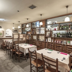 Ａフロアーは4名卓×２、6名卓×１で計14名様ご一緒にお食事をお愉しみいただけます！５名様以上のご会食や、ファミリーのご利用にぴったりです。