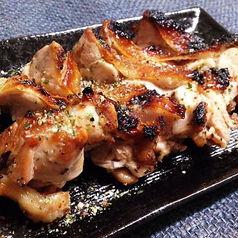 鹿児島県産の銘柄鶏を使用した串に刺さないタイプの『鶏もも炙り焼き』は柚子胡椒がおすすめです！の写真