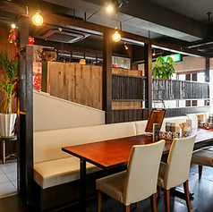 【ベンチシートのテーブル席】家族でのご利用もお席でも寛げます。シート席は広く使えるのでゆったりと座れて便利です。荷物が多くても安心して座れる広さです。