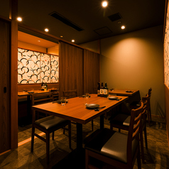 【個室】情緒漂うこだわりの個室でまったりとお料理をお楽しみいただけます。間接照明とこだわりの内装でおもてなし。周囲を気にすることのない完全プライベート空間でゆったりとお召し上がりください。