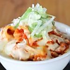 【濃厚！口の中でとろける旨み】チーズと肉味噌の絶妙なハーモニーがたまらない◎ほるちゃん丼 850円(税込)の写真