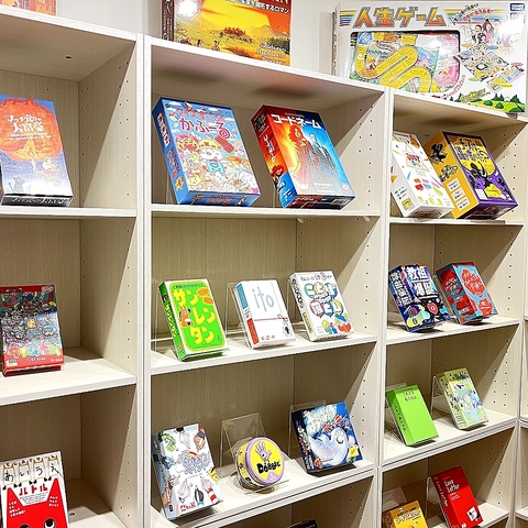 広々空間でボードゲームで盛り上がる