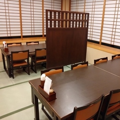 お座敷の大部屋もございます。ご家族・お仲間の集まりなどのシーンに合わせてお使いいただけます。※店舗により部屋の配置・席数が異なる場合がございます