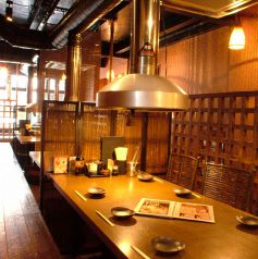 最大30名様まで着席可能な2階フロアの貸切！広々とした空間は、大人数での歓送迎会や同窓会に最適！自由なレイアウトも可能です。気の置けない仲間たちと、周りを気にせず思いっきり盛り上がってください。