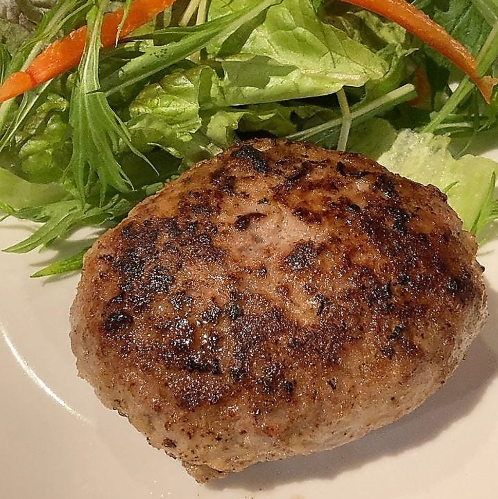 ジューシーでふっくらとした食感が特徴で、お肉の旨味が口の中に溢れる限定5食のラムハンバーグ。