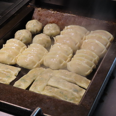 九州産黒豚を使用した名物餃子