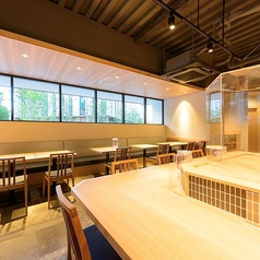 【ご家族や少人数での利用に◎】広々としたテーブル席をご用意しております。壁側のお席はソファになっており、ゆったりとお過ごしいただけます。ご家族でのご利用や、ご友人との集まりにも最適です。