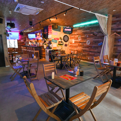 大人数でのご予約も可能！テーブルに座ってゆっくりお食事も楽しめます。もちろんゲームもやり放題♪モニター完備でどの席に座ってもテレビ画面を見ながらゲームができます！