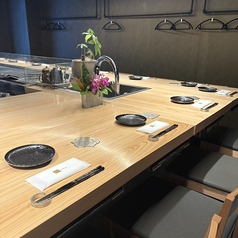 料理を五感で楽しむ特等席★それが当店のカウンター席です!囲炉裏と鉄板を目の前に、職人技を堪能できるカウンター席は全部で15席をご用意♪お一人様でもふらっと立ち寄りやすいのはもちろん、横並びで座るデートにも大人気です◎調理のライブ感を肌で感じながら、出来立ての料理を熱々のうちに味わえる最高の特等席です!