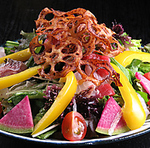 地野菜を使ったサラダは、様々な野菜の味や歯ごたえが楽しめるので一人でもペロッといけちゃいます！