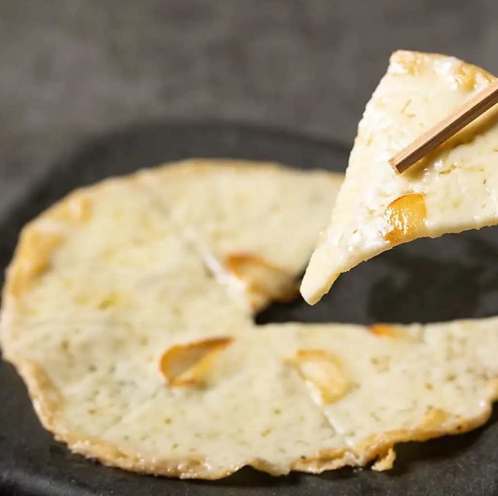 おつまみにピッタリのチーズだけDEピザは580円(税込)。美味しいワインとともにお召し上がりください