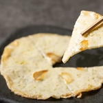 おつまみにピッタリのチーズだけDEピザは580円(税込)。美味しいワインとともにお召し上がりください