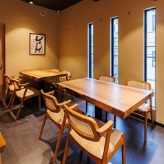 大人数に対応した広々としたテーブル席があり、8名様から14名様まで快適に利用できます。友人や家族と一緒に、特別なひとときを演出する理想的な環境です。ランチもディナーも、心ゆくまで味わえる料理が揃い、食事の楽しさを引き立てます。