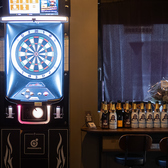 当店ではダーツを楽しむことができます！ダーツマシンを完備しており、ご友人たちと盛り上がりながらアクティブな夜を過ごせます！初心者から上級者まで、誰でも気軽に挑戦できる環境が整っており、スコアを競い合ったり、楽しい会話をしながらゲームを楽しむことができるので、特別な時間を過ごすのにぴったりです！