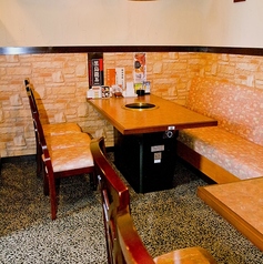 テーブル席は4席×3卓ご用意してます。