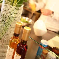 自家菜園のハーブ、旬の野菜など使い素材を生かしたワインに合うメニューもご用意！の写真