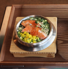 焼き鮭とイクラの釜飯