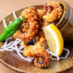 壺から溢れる タコの唐揚げ