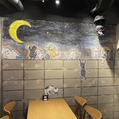 店内奥の壁画は猫ちゃん達の大宴会♪