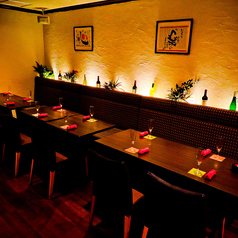 テーブルの間隔もしっかりとって営業中.。料理の取り分けなどもスタッフが行いますので、お気軽にお声かけ下さい。