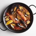 厳選された海鮮を存分に使用した贅沢な海鮮パエリア♪お連れ様とシェアをしてお召し上がりください◎