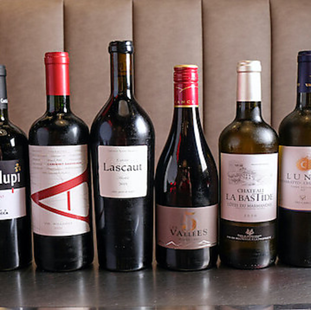 店内の大きなワインセラーで管理するこだわりのワインは、赤8種、白6種、スパークリング3種を常備。