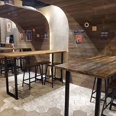 当店は本町駅より徒歩約2分とアクセスも良く、お仕事帰りや仲間との待ち合わせにも最適。美味しいワインと共にカジュアルに味わえるフレンチをお楽しみ下さい。