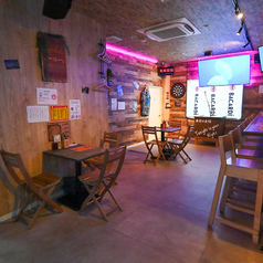 2人でのデートでも歓迎！使いやすい少人数用テーブルです。どのお席をご利用でもカラオケ画面がしっかり見える設計なので、安心してお楽しみいただけます♪