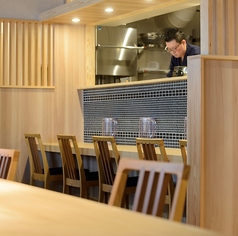 【お一人様やデートに最適!】気軽に立ち寄るのにぴったりなカウンター席もあります。目の前は厨房になっており、落ち着いて美味しいお酒と食事に集中できる環境です!仕事帰りや、デートでの利用にオススメ♪