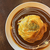 テラスにあるソファ席でゆったり過ごせるカフェです。昼はランチ、カフェ、夜はディナーを楽しめます。当店自慢のドレスオムライスは、丁寧に煮込んだデミグラスソースを、卵で存分に引き出した逸品。レアチーズブリュレは、濃厚なチーズケーキをバーナーでキャラメリーゼして提供。香ばしさと優しい甘さで虜になる人続出！