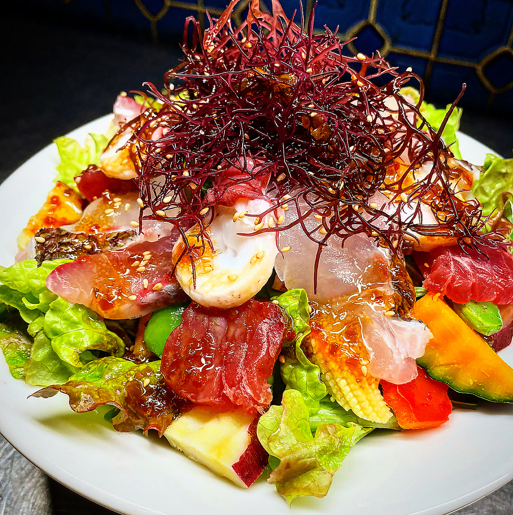 ヘルシーにお野菜とお魚を一度に味わえる海鮮サラダ！