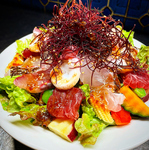 ヘルシーにお野菜とお魚を一度に味わえる海鮮サラダ！