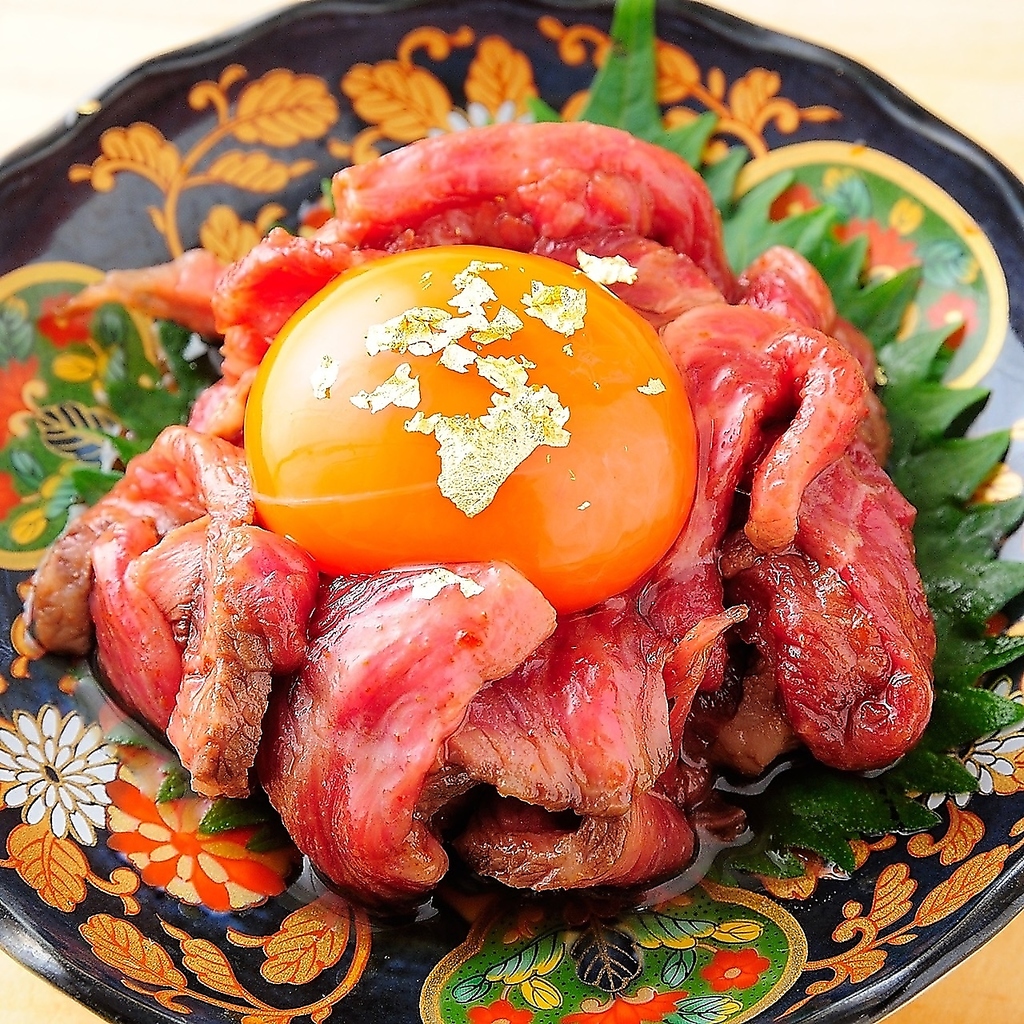 新鮮な黒毛和牛のユッケにこだわった卵を絡めてお召しいただきます！