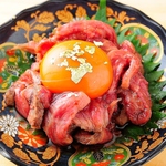 新鮮な黒毛和牛のユッケにこだわった卵を絡めてお召しいただきます！