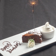 デザートプレートのサービスでお祝いの写真