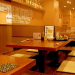 ゆったりと過ごせる掘りごたつ席。木の温もり溢れる店内は、男女問わず過ごしやすい雰囲気。