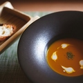 料理メニュー写真 SOUP〈季節野菜のスープ　自家製発酵の甘酒とバゲットを添えて〉