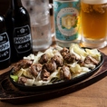 【"だだ乃屋"名物の鉄板焼】熱々の鉄板で仕上げる、"だだ乃屋"自慢の名物料理。厳選した豚ハラミを使用した「鉄板豚焼肉」は素材の旨味を存分に味わえる逸品。香ばしい香りとジューシーな味わいは、お酒との相性も抜群。他にも鶏焼肉、ホルモン、レバニラ、牛バラと食べ比べの出来るラインナップでお出迎え。
