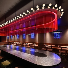 当店のコンセプトはネオン×大衆酒場★大衆酒場の「大人のたまり場」感はありつつ、新しい取り組みのモダン浮世絵を加える事でこれまでの酒場から特別な空間づくりを。