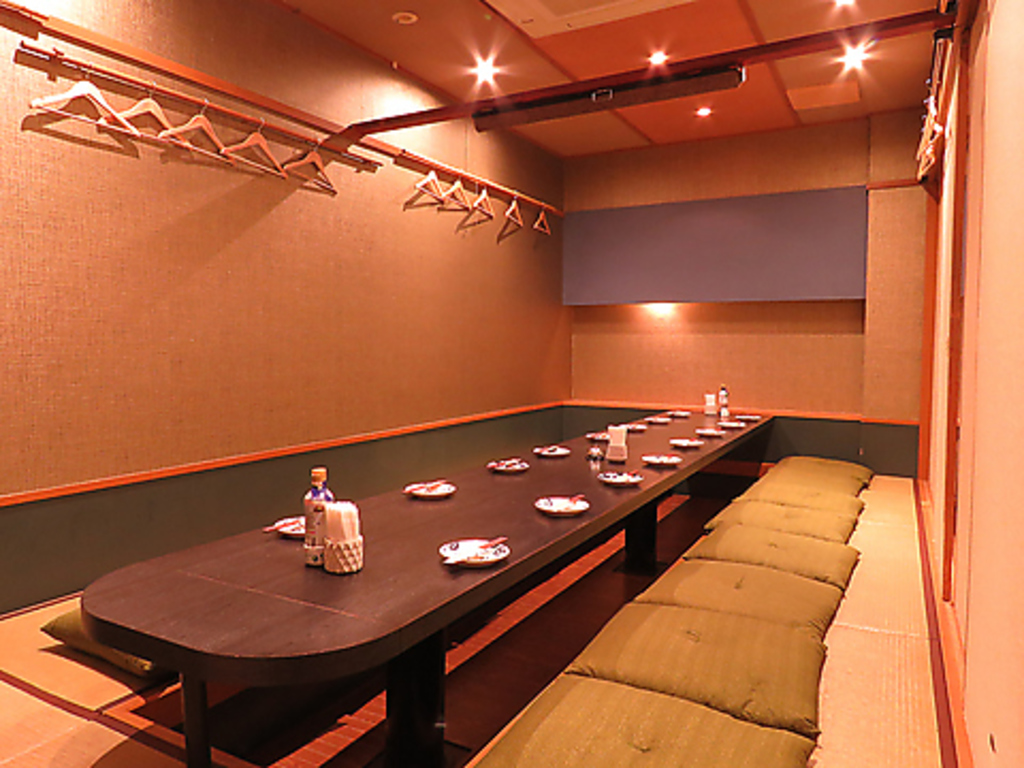 掘りごたつの個室があるので中規模の宴会にピッタリ！周りを気にせず食事やお酒を楽しむ事が出来ます