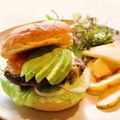 料理メニュー写真 アボカドチーズバーガー
