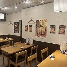 使い勝手の良い4名様用のテーブル席を4卓ご用意しております♪仕事仲間とのランチやディナー、カジュアルな会食など、様々なシーンでご利用いただけます。リーズナブルで豊富な単品料理をご用意しております！ゆったりとした空間で、新鮮な旬の食材を使った美味しい町和食を心ゆくまでご堪能ください。