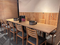 白と木目を基調とした店内♪貸切利用で特別な日を演出