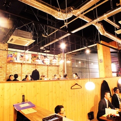 広い店内は使い方は自由自在！少人数から大人数利用時にまで、ご利用人数に合わせてレイアウトの変更に対応いたします！ぜひご利用ください！国分町の海鮮居酒屋といえばぼんてん漁港勾当台店♪最大120名様までの大人数宴会に対応可能！国分町での飲み会、二次会などの会社宴会で大人気です！ランチでもご利用下さい！