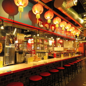 目の前で調理を間近で見れるカウンター席は迫力があっておすすめ♪カウンターとキッチンの間はアクリル板でしっかり仕切られています♪