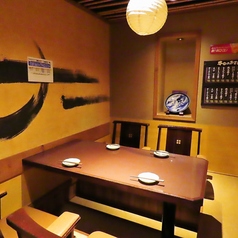 2名～4名様用掘り炬燵席。落ち着いた店内空間にある掘り炬燵席はゆったりとお食事を楽しむことが可能です。飲み放題付コースや美味しい逸品料理、種類豊富なドリンクをご用意してお待ちしております。