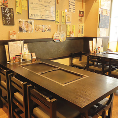 【テーブル席 6名様用×2卓】6名様まで着席可能なテーブル席を2卓ご用意しています。仲間内での小宴会や、部署の飲み会、ご家族での食事にも最適なお席です。広々とした空間で、楽しいひとときをお過ごしくださいませ♪